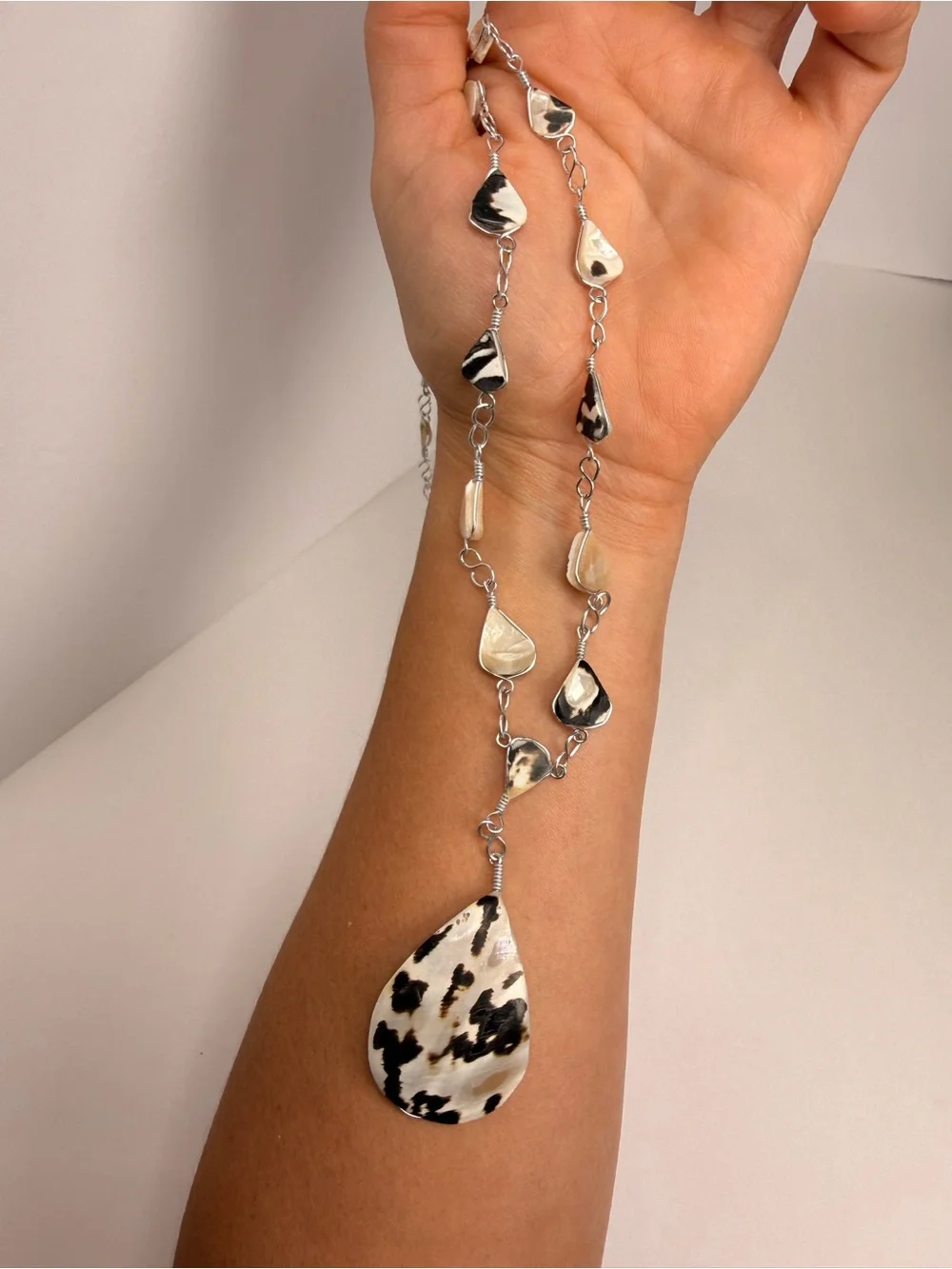 Teardrop Shell Pendant Necklace in Cream and Black - Women Jewelry